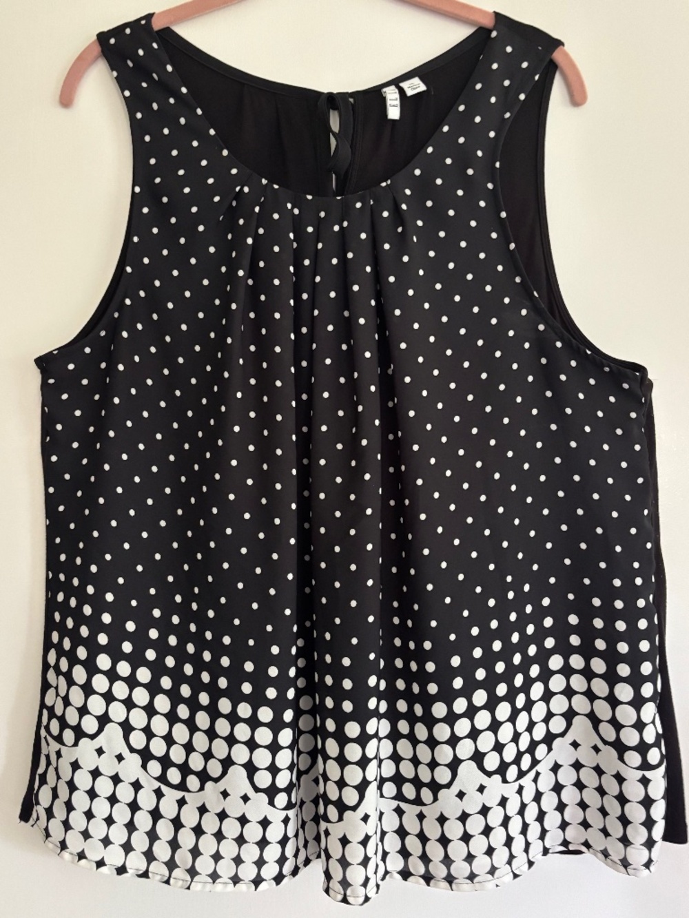 ELLE Flowy, feminine, black and white sleeveless top with tie neck.  Lined. XL